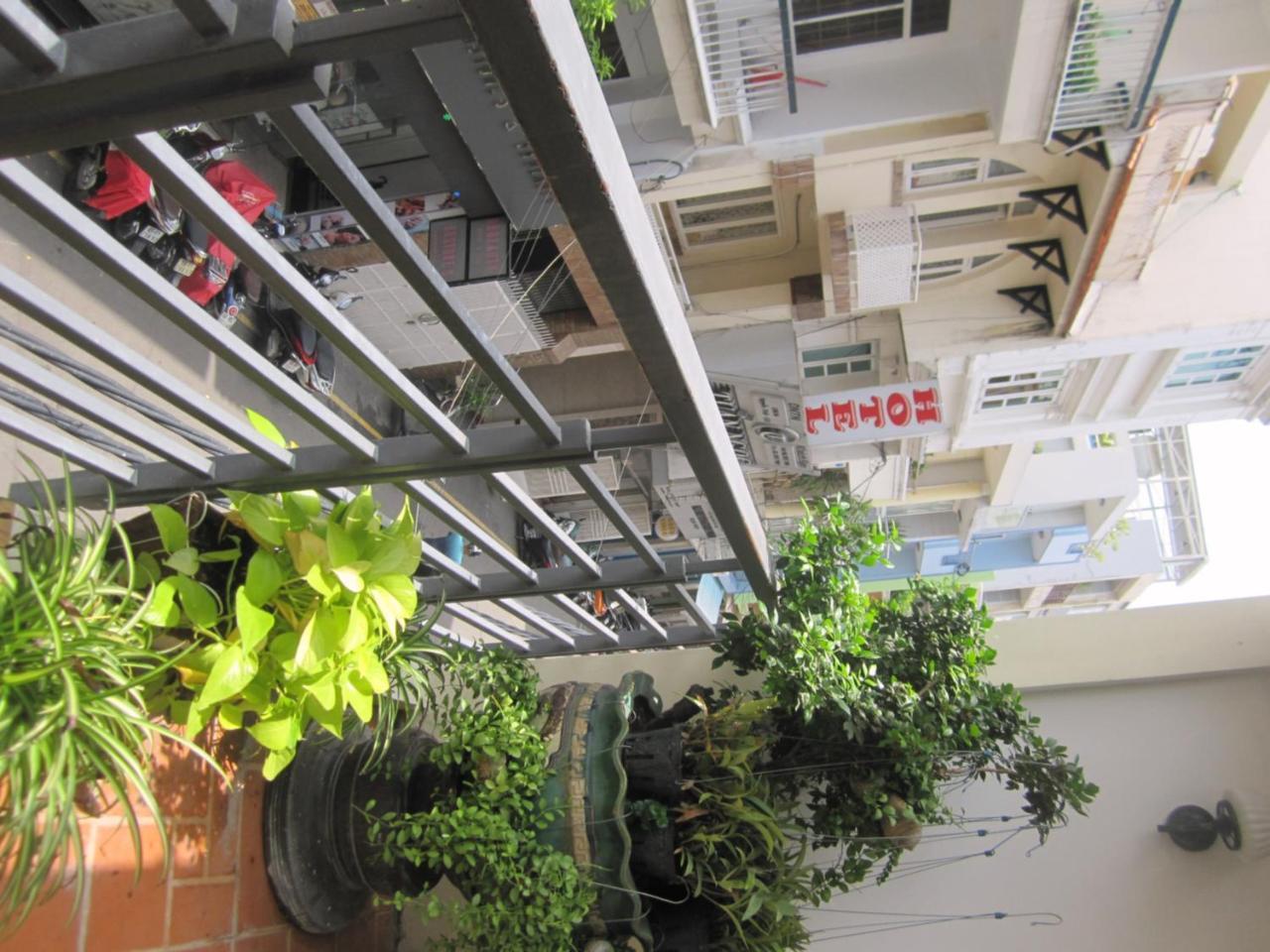 The Lily Hostel & Coffee Ho-Chi-Minh-Stadt Exterior foto